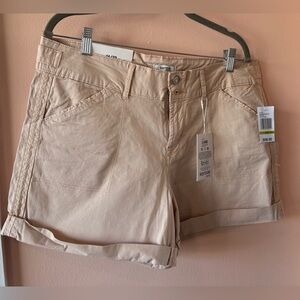 NWT Kensie Women's Beige Shorts with pockets in size 14/32.